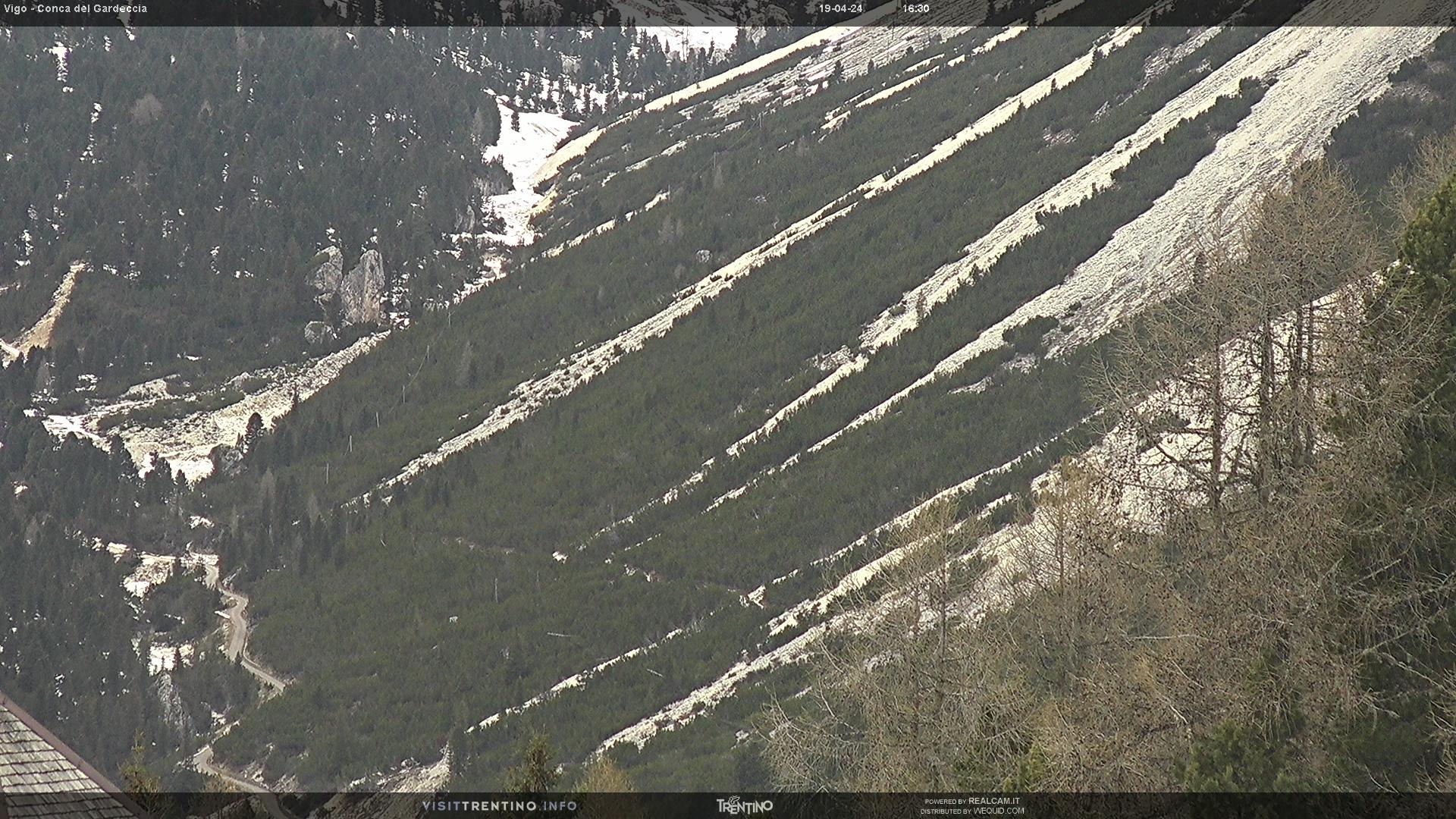 Webcam Vigo di Fassa - Catinaccio - Conca del Gardeccia - Altitudine: 1.997 metriPosizione: Ciampedie Punto Panoramico: webcam statica. La vista spazia sulla conca di Gardeccia e la Valle del Vajolet.
