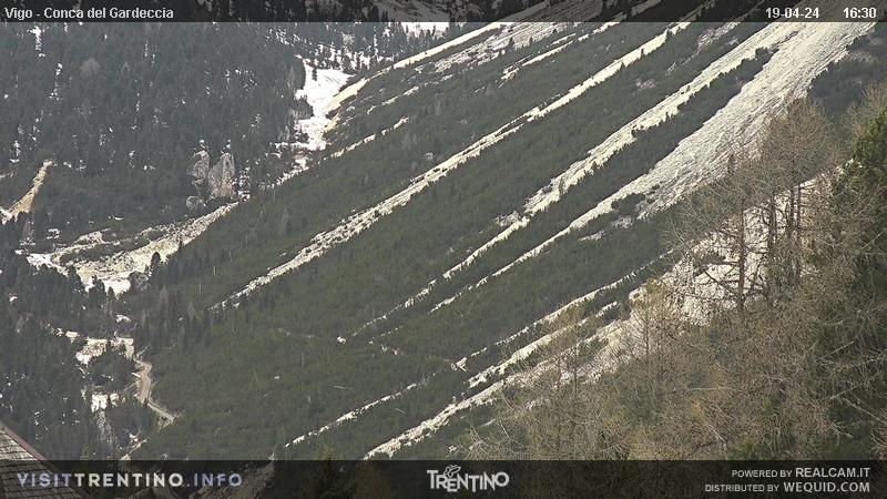 Webcam Vigo di Fassa - Catinaccio - Gardeccia - Altitude: 1,997 metresArea: Ciampedìe Panoramic viewpoint: static webcam. View over the hollow of Gardeccia and Val del Vajolet.