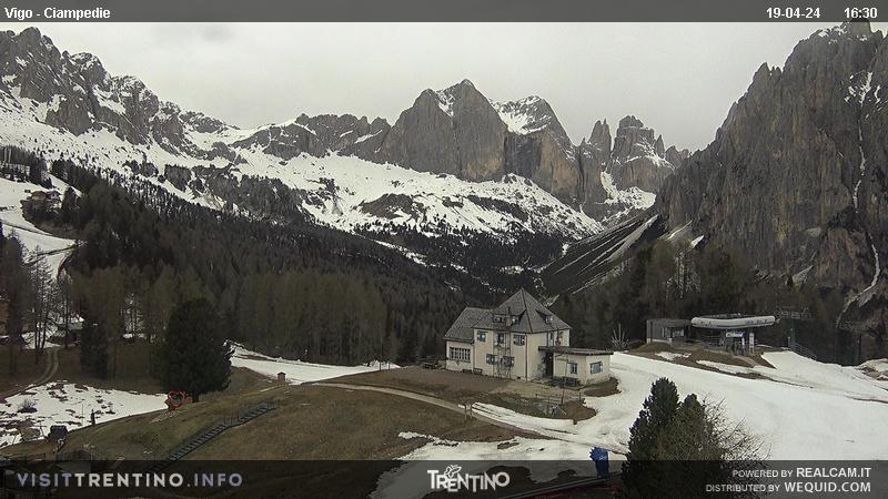 Webcam Vigo di Fassa - Catinaccio - Roda de Vael - Altitudine: 1.997 metriPosizione: Ciampedie Punto Panoramico: webcam statica. Arrivo della seggiovia 